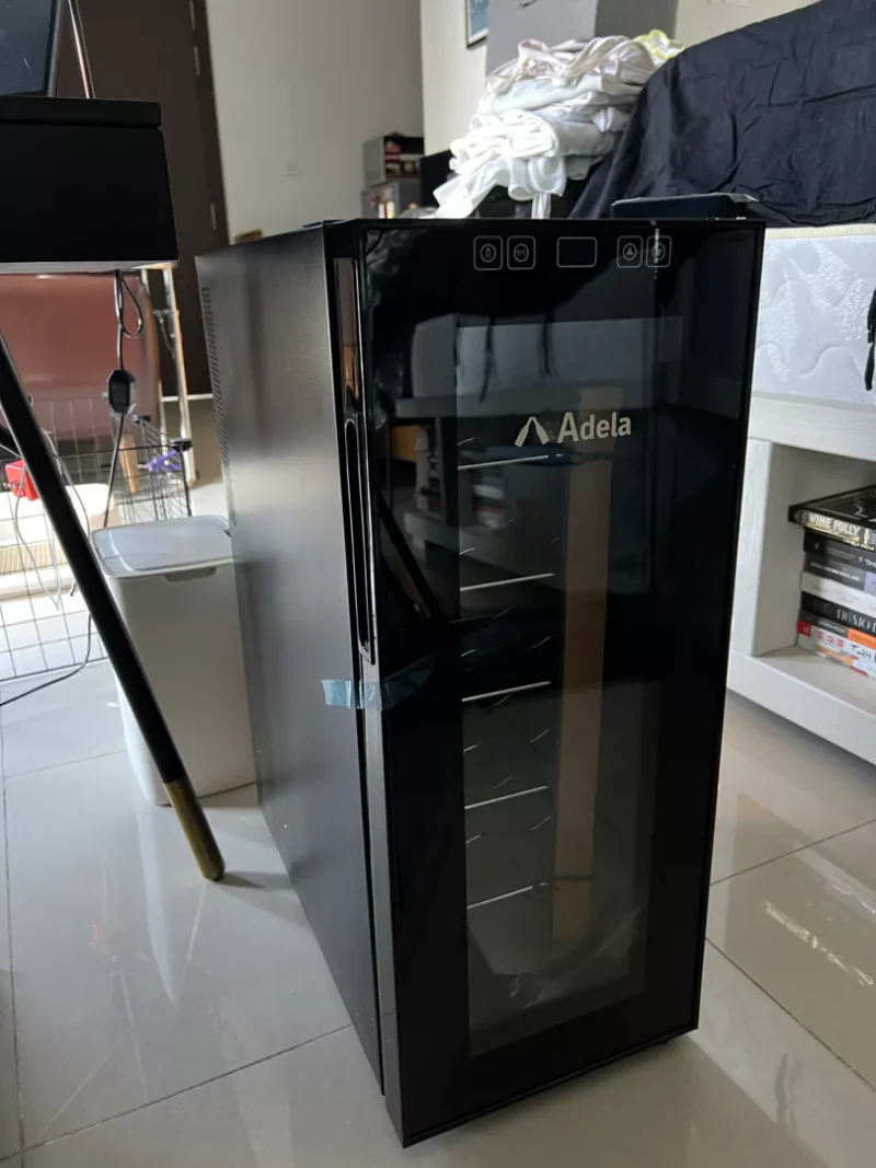 Tủ ướp rượu vang ADELA chip 12 chai – Mẫu dọc gỗ sang trọng